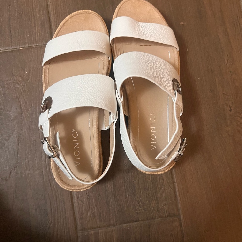 Vionic  White Sandals . Size 6.5 NWOT